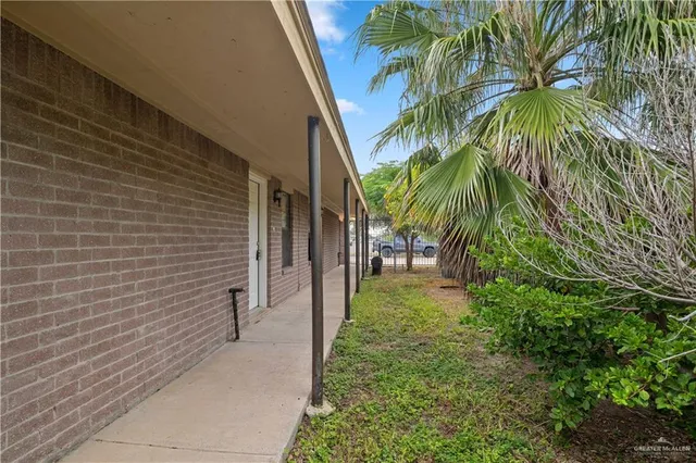 a view of a backyard