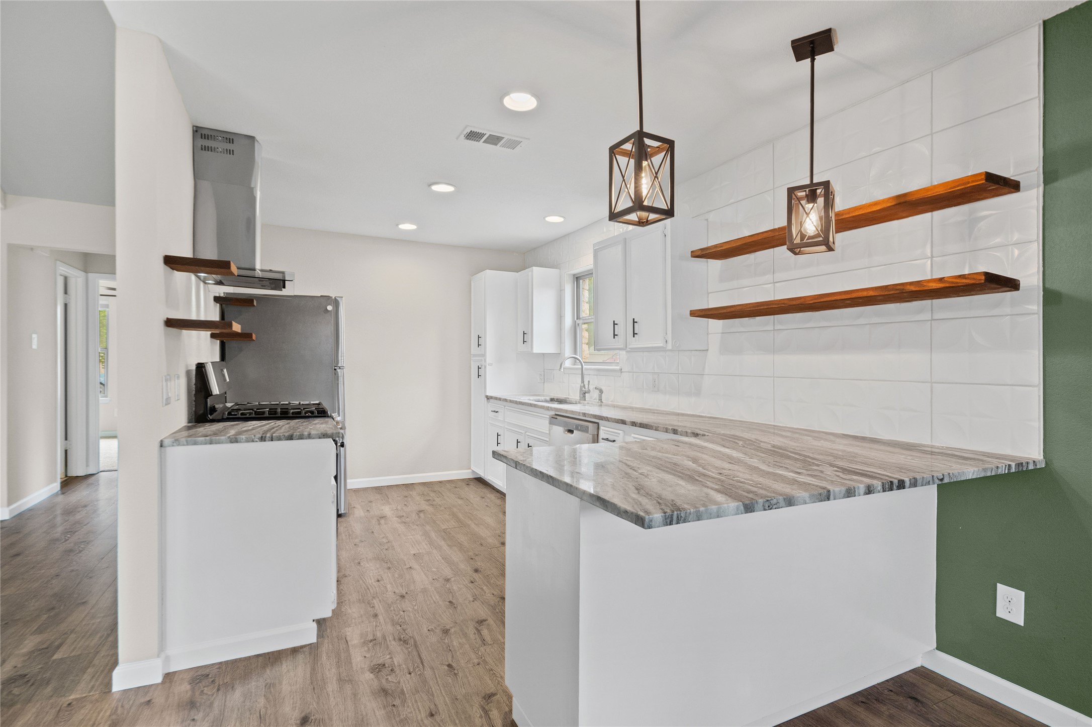 810 Stillhouse Spring Round Rock, TX 78681 - Photo 5 of 18 A well-appointed kitchen showcasing elegant pendant lighting and a spacious breakfast bar.