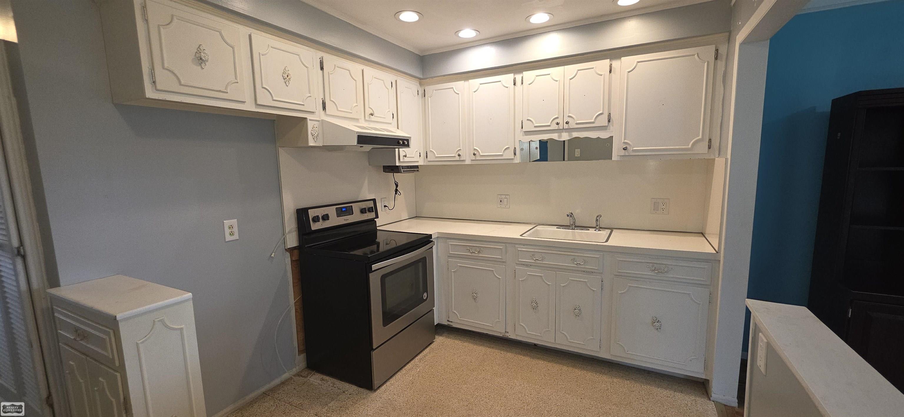 29632 Hoover Road Warren, MI 48093 - Photo 4 of 25 50221241-05038f11-1786-49fd-ac4b-5cd2de6a3b39.JPG