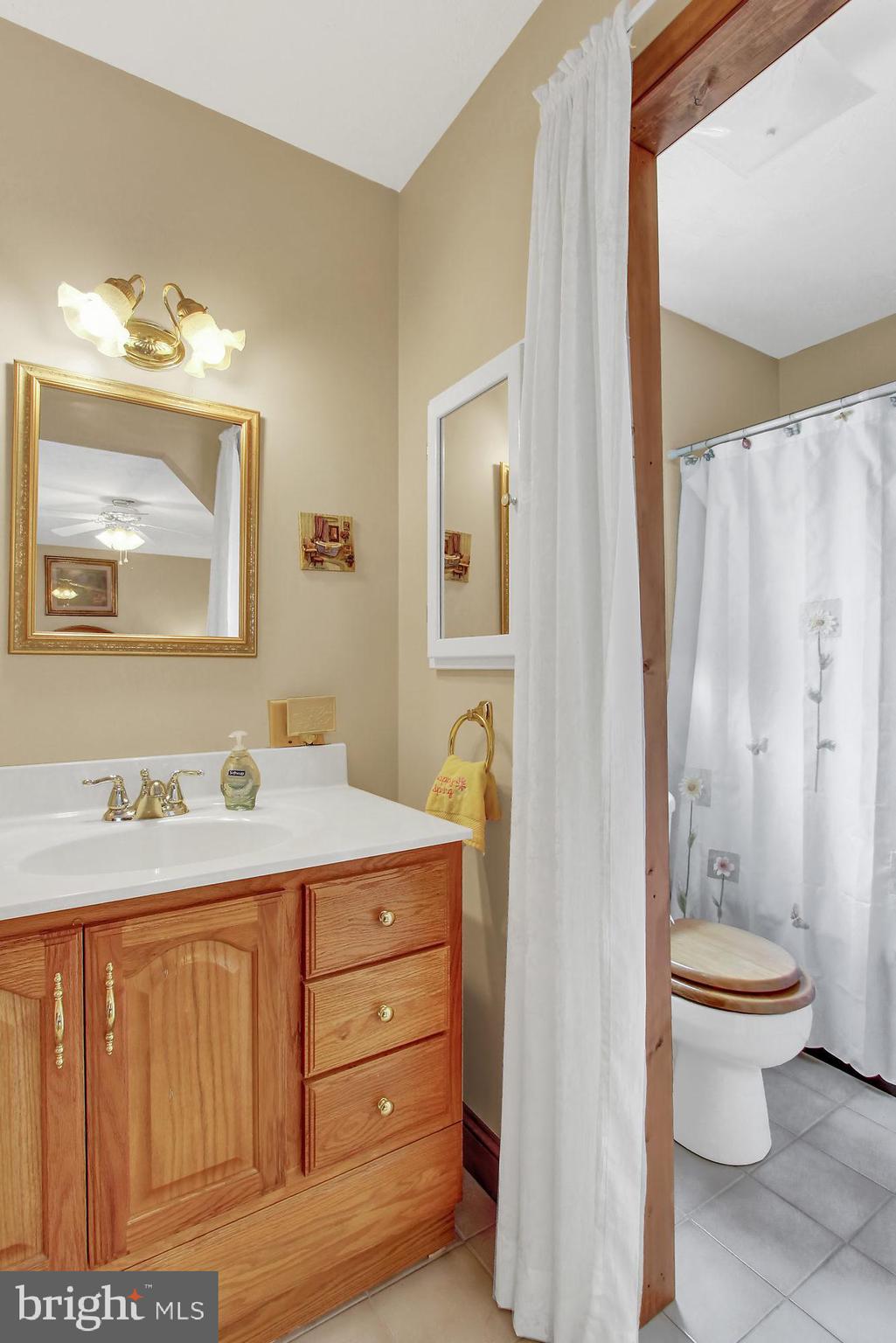 3037 East Prospect Road York, PA 17402 - Photo 20 of 34 Full bath en suite for bedroom #2