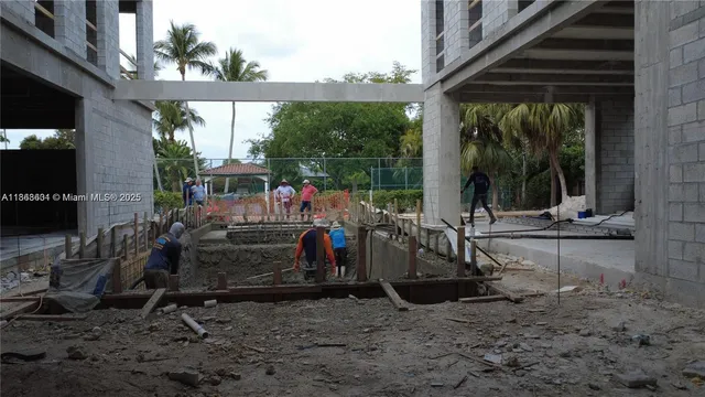 a view of entryway with workspace
