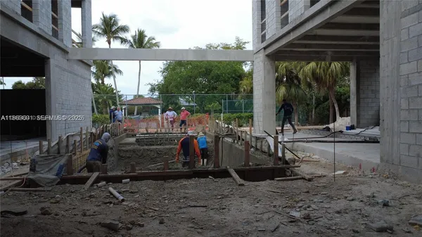 a view of entryway with workspace