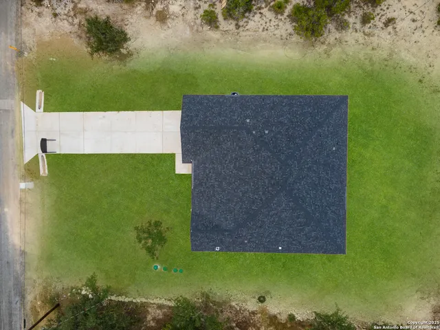 a view of a back yard