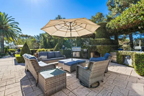 a view of a house with backyard and garden