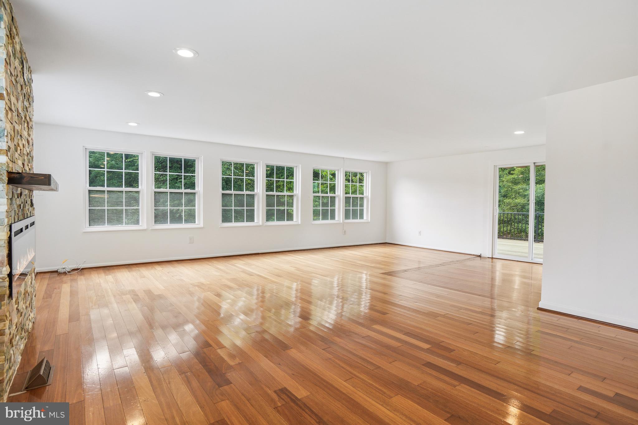 Family Room w/Walls of Windows