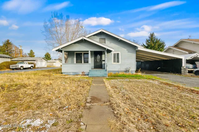 a house view with a swimming pool