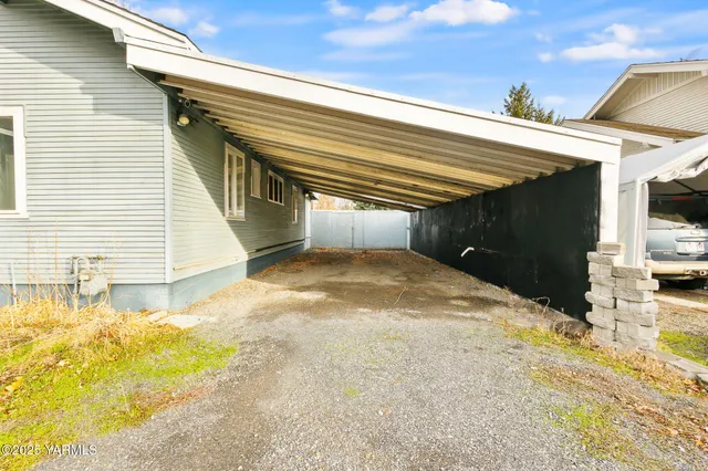 a view of a backyard