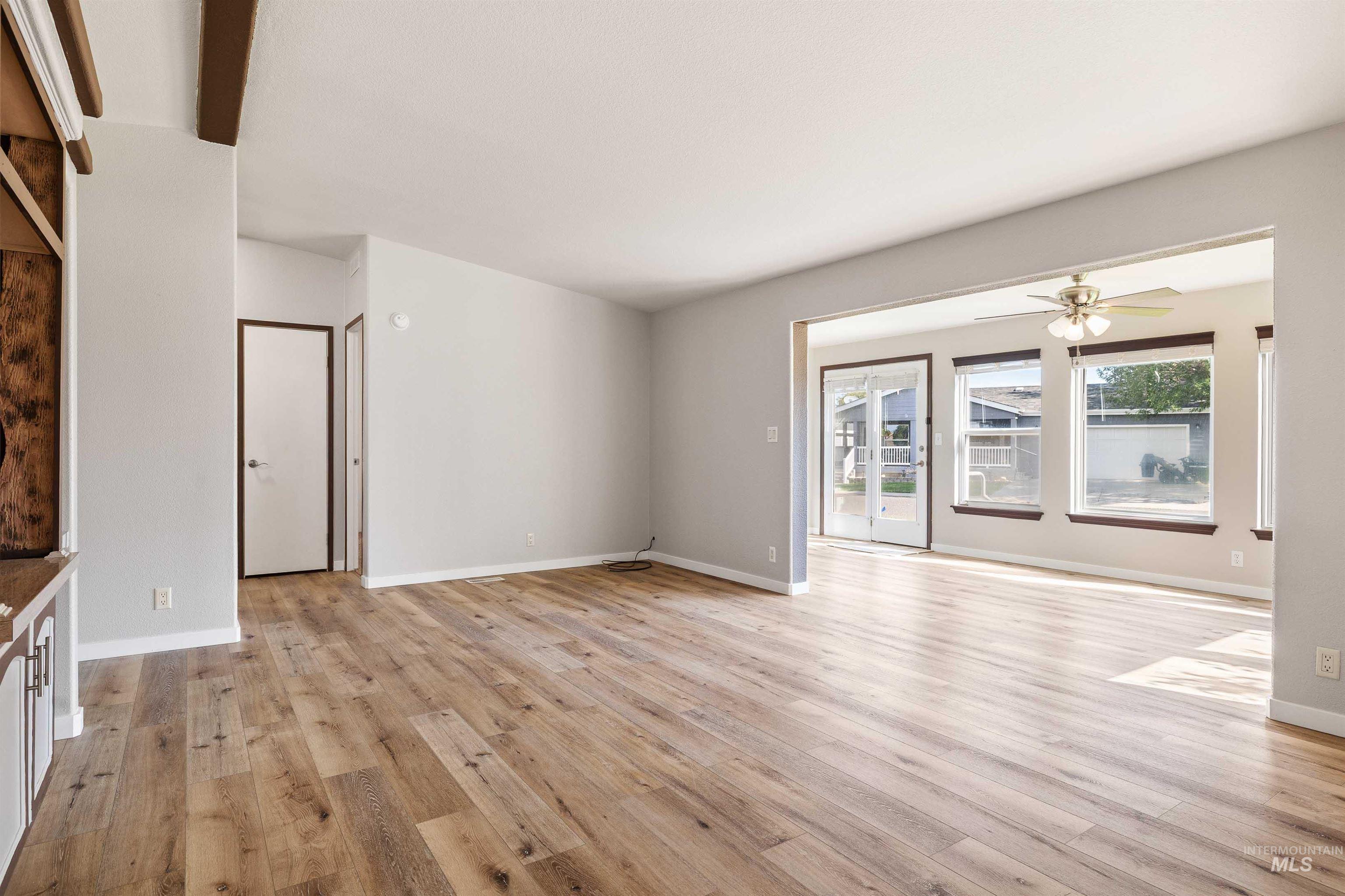 910 Moonglo, Unit 80 Buhl, ID 83316 - Photo 5 of 25 Living room