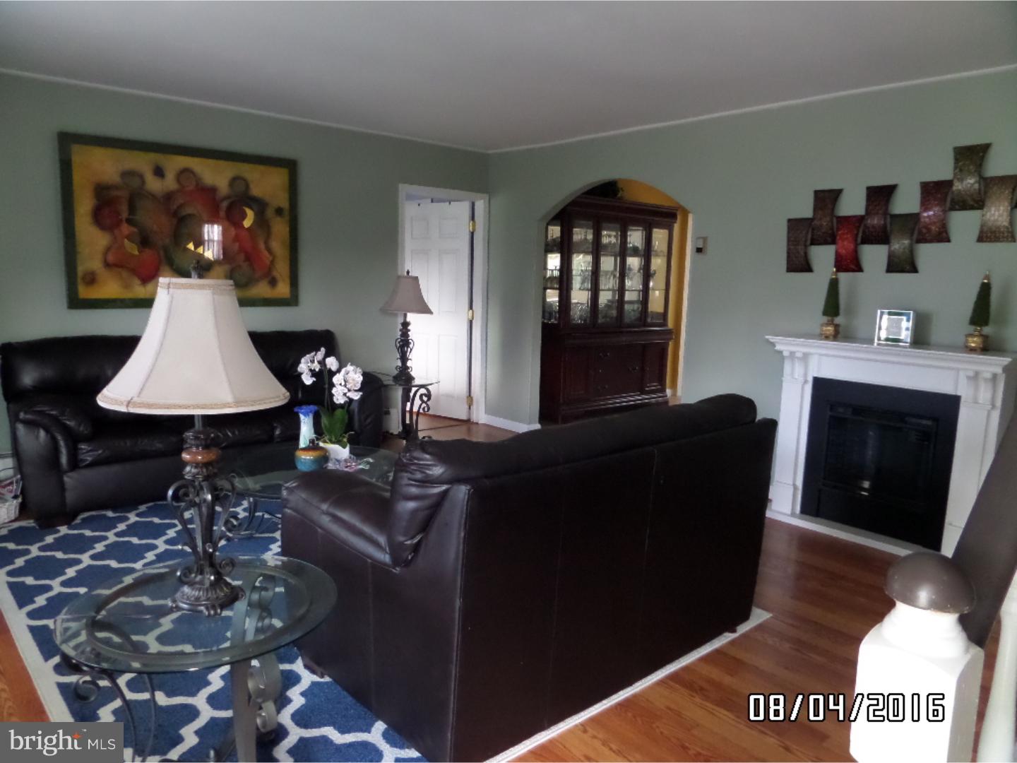 32 Pine Needle Road Levittown, PA 19056 - Photo 4 of 24 Living Room