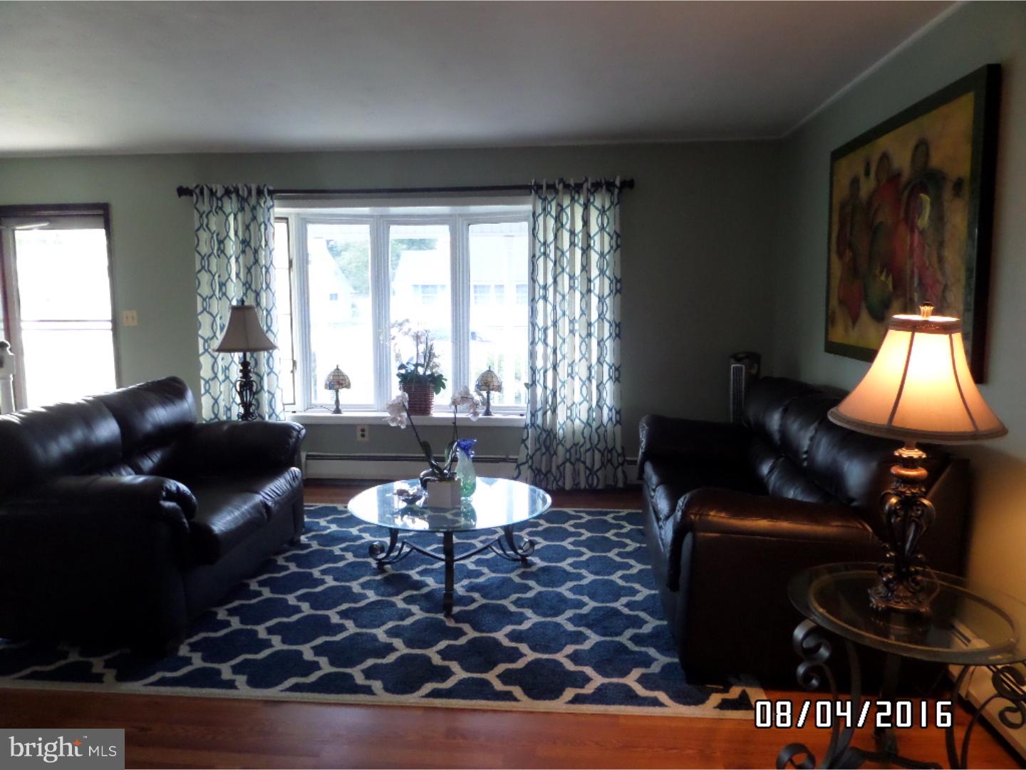 32 Pine Needle Road Levittown, PA 19056 - Photo 5 of 24 Living Room