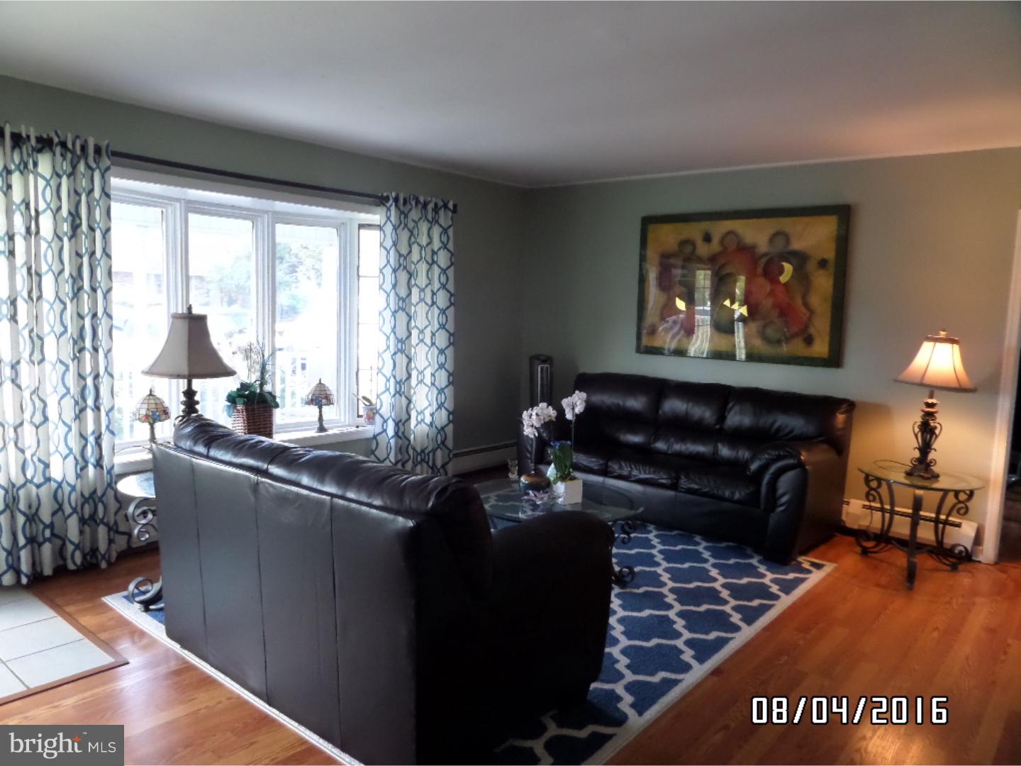 32 Pine Needle Road Levittown, PA 19056 - Photo 6 of 24 Living Room