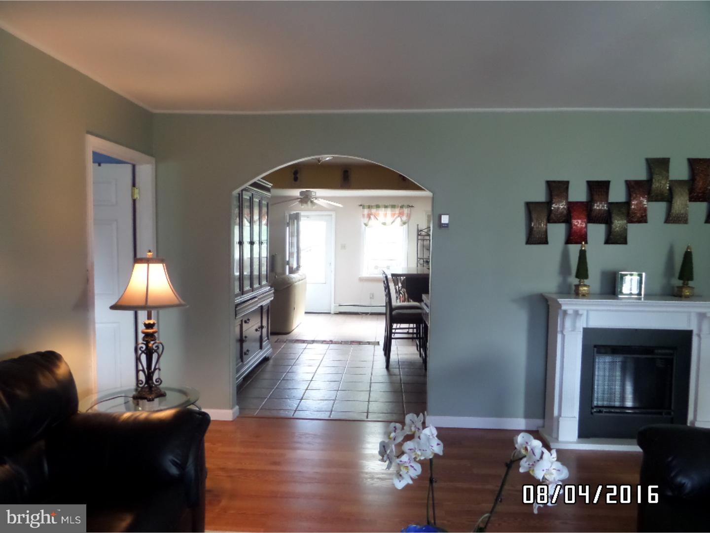 32 Pine Needle Road Levittown, PA 19056 - Photo 7 of 24 Living Room