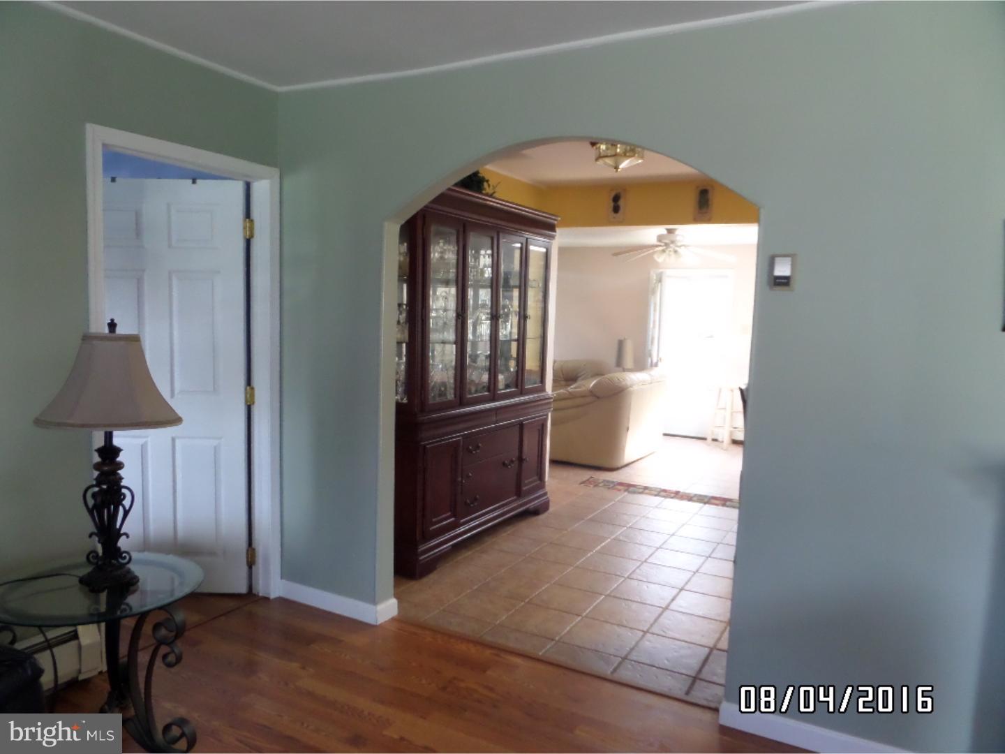 32 Pine Needle Road Levittown, PA 19056 - Photo 9 of 24 Living Room