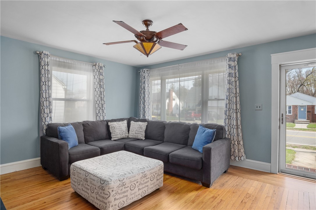 271 Aqueduct Road Cranston, RI 02910 - Photo 3 of 22