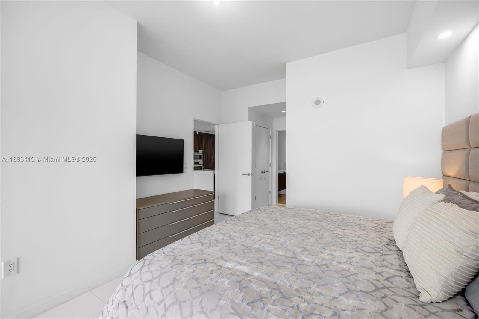 851 Northeast 1st Avenue, Unit 1008 Miami, FL 33132 - Photo 21 of 37