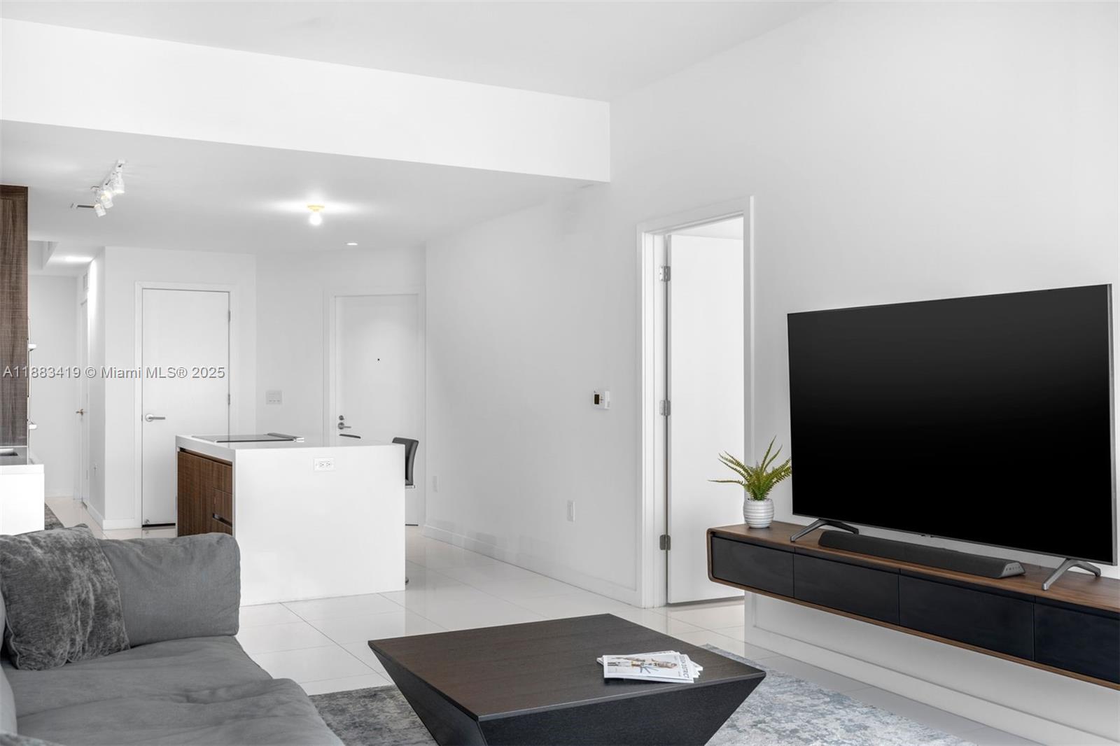 851 Northeast 1st Avenue, Unit 1008 Miami, FL 33132 - Photo 9 of 37