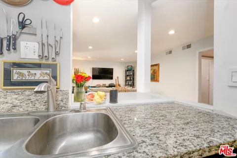 $649,000 | 12416 Moorpark Street, Unit A, Studio City, CA 91604