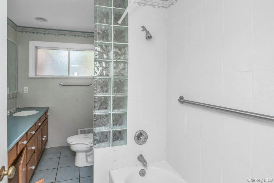 14 Central Park Road Plainview, NY 11803 - Photo 3 of 10