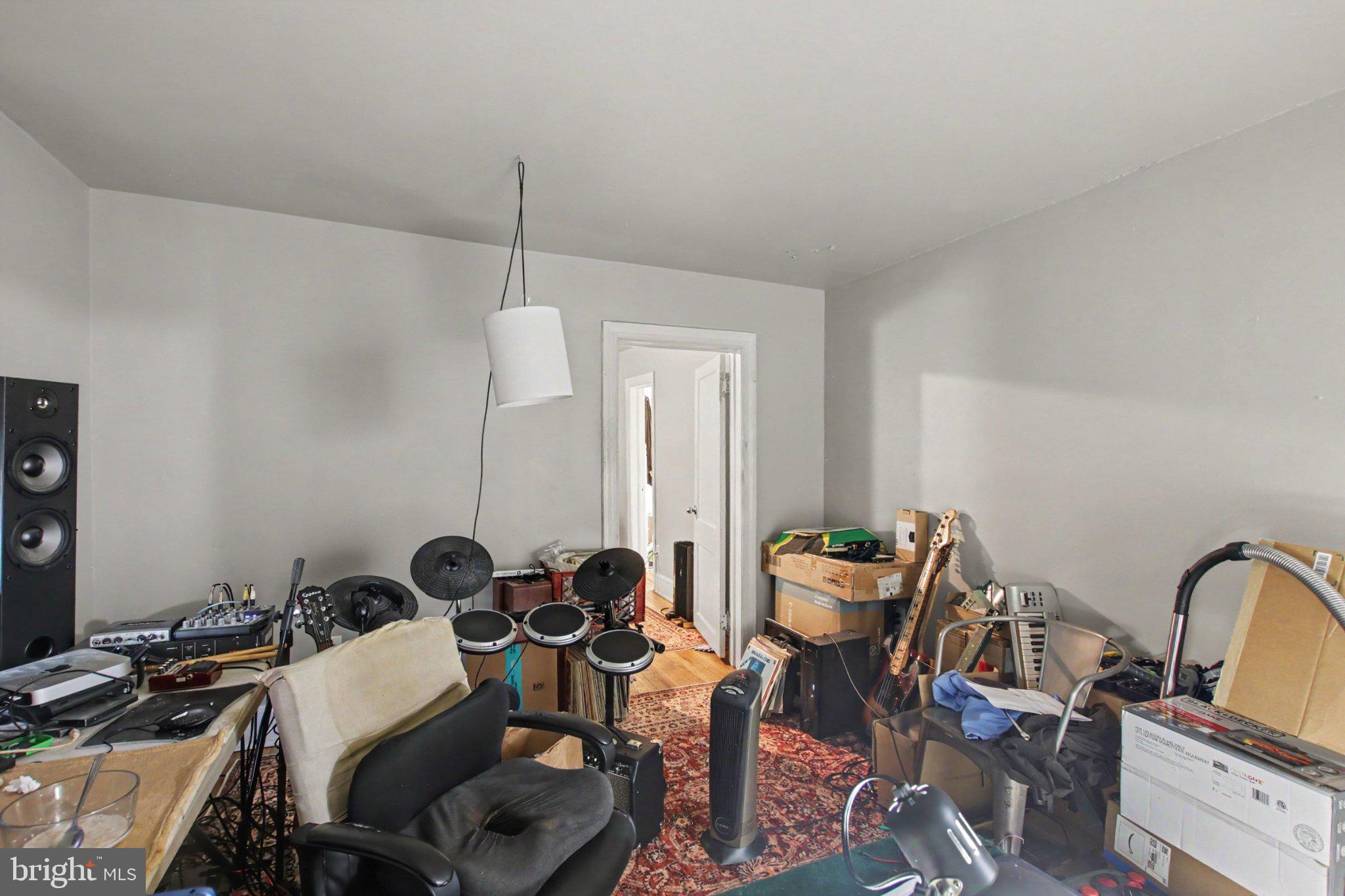 4898 Sheriff Road Northeast Washington, DC 20019 - Photo 7 of 19 Living room