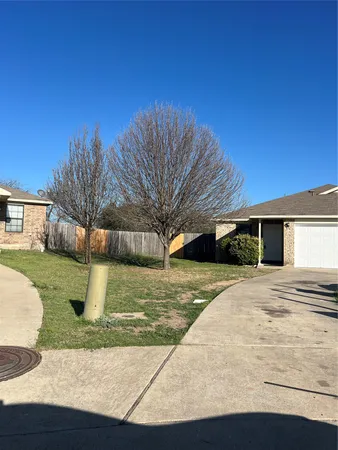 a view of a yard with a house