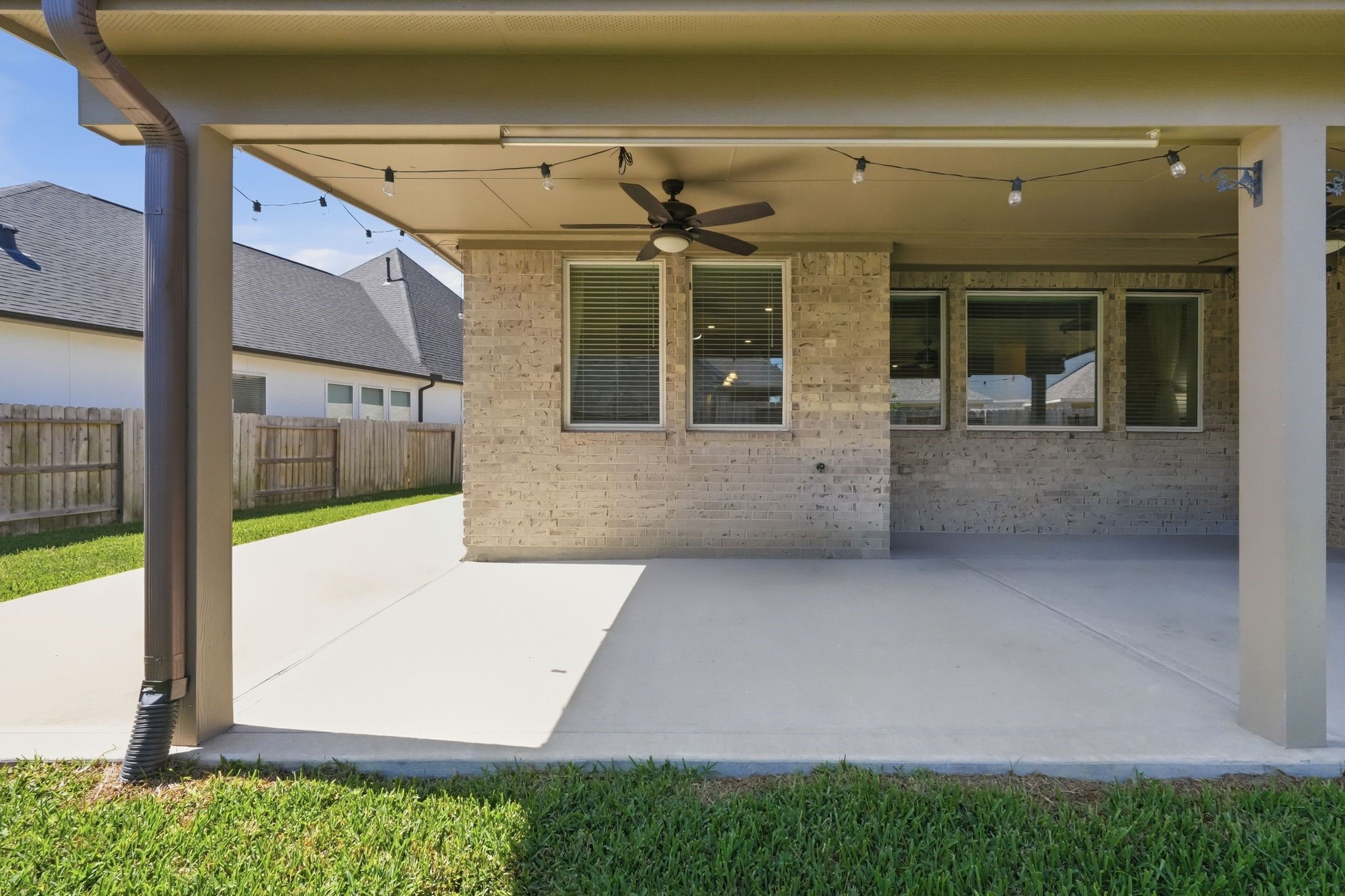 2809 Andante Green Drive Spring, TX 77386 - Photo 43 of 50 a view of a building with a tub