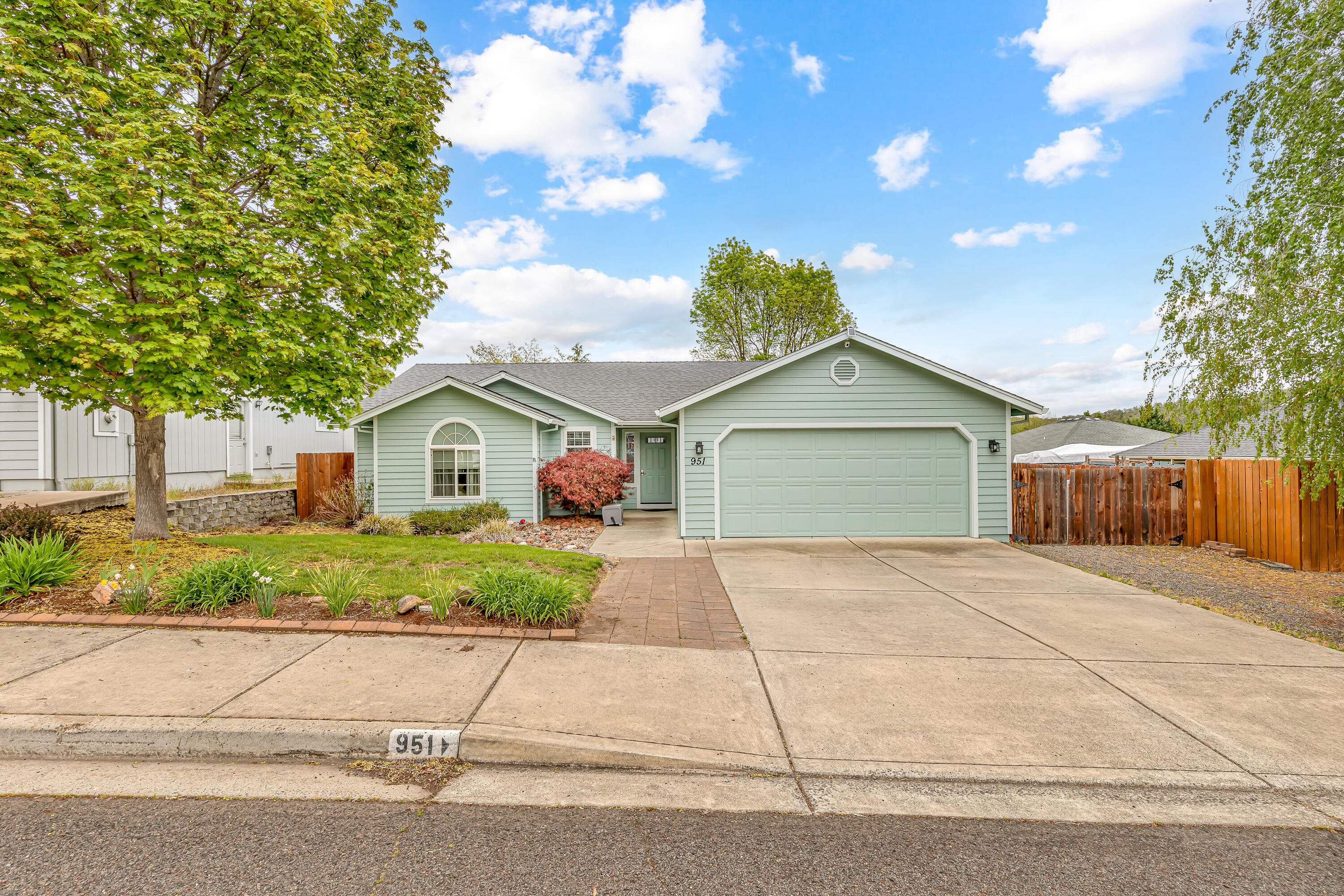 951 Ridgeview Drive Eagle Point, OR 97524 - Photo 37 of 37 9R9A0681