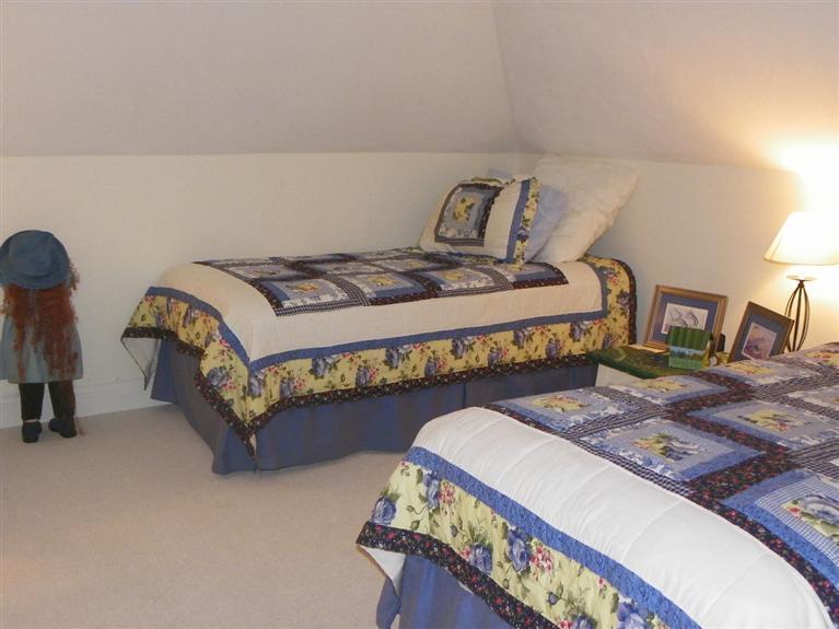 8 Finway Mashpee, MA 02649 - Photo 24 of 35 a bed sitting in a bedroom next to a lamp