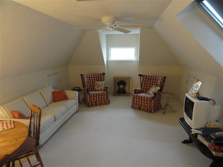 8 Finway Mashpee, MA 02649 - Photo 27 of 35 a living room with furniture and a mirror