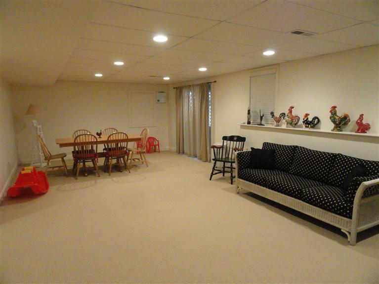 8 Finway Mashpee, MA 02649 - Photo 28 of 35 a living room with furniture gym equipment and a chandelier