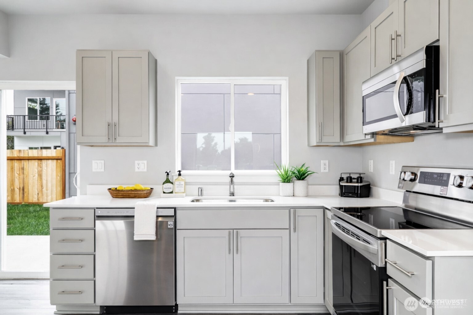 846 Southwest 136th Street, Unit 1 Burien, WA 98166 - Photo 2 of 17