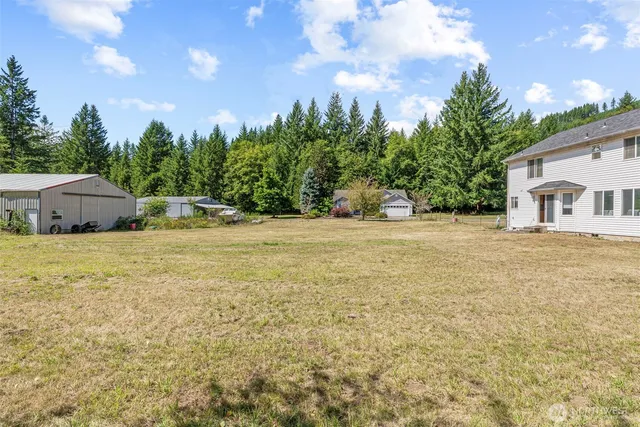 a view of a house with backyard and garden