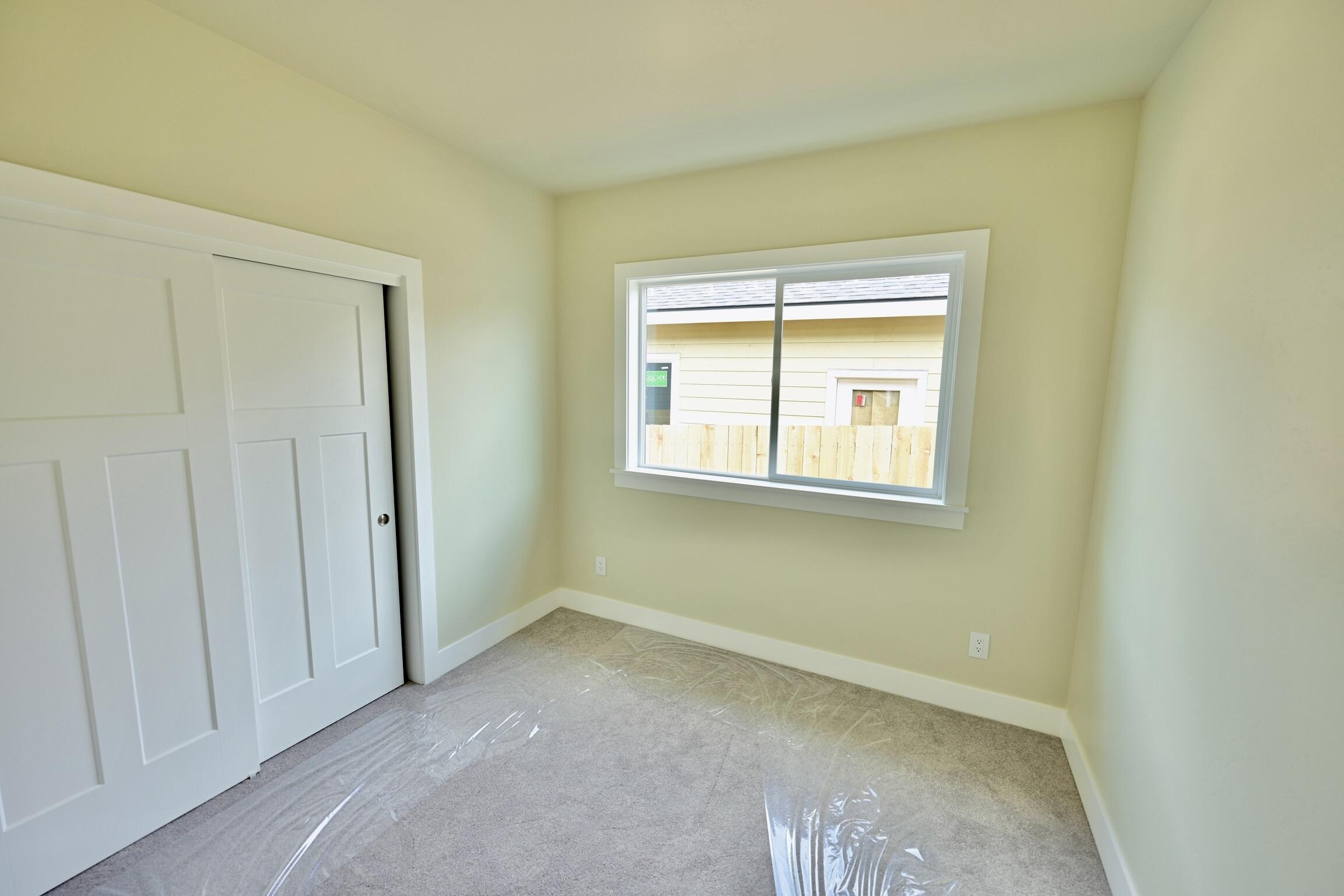 379 Randy Street Ashland, OR 97520 - Photo 18 of 25 guest bedroom