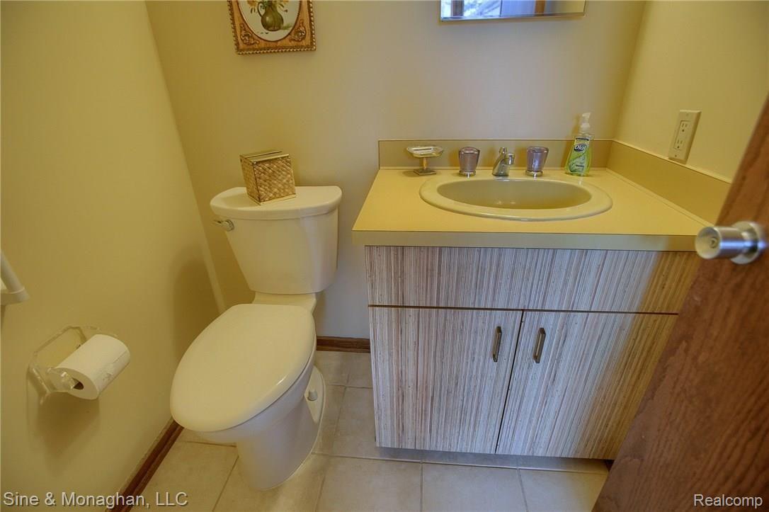 66 Belle Meade Road Grosse Pointe, MI 48236 - Photo 32 of 43 Half_Bath.jpg