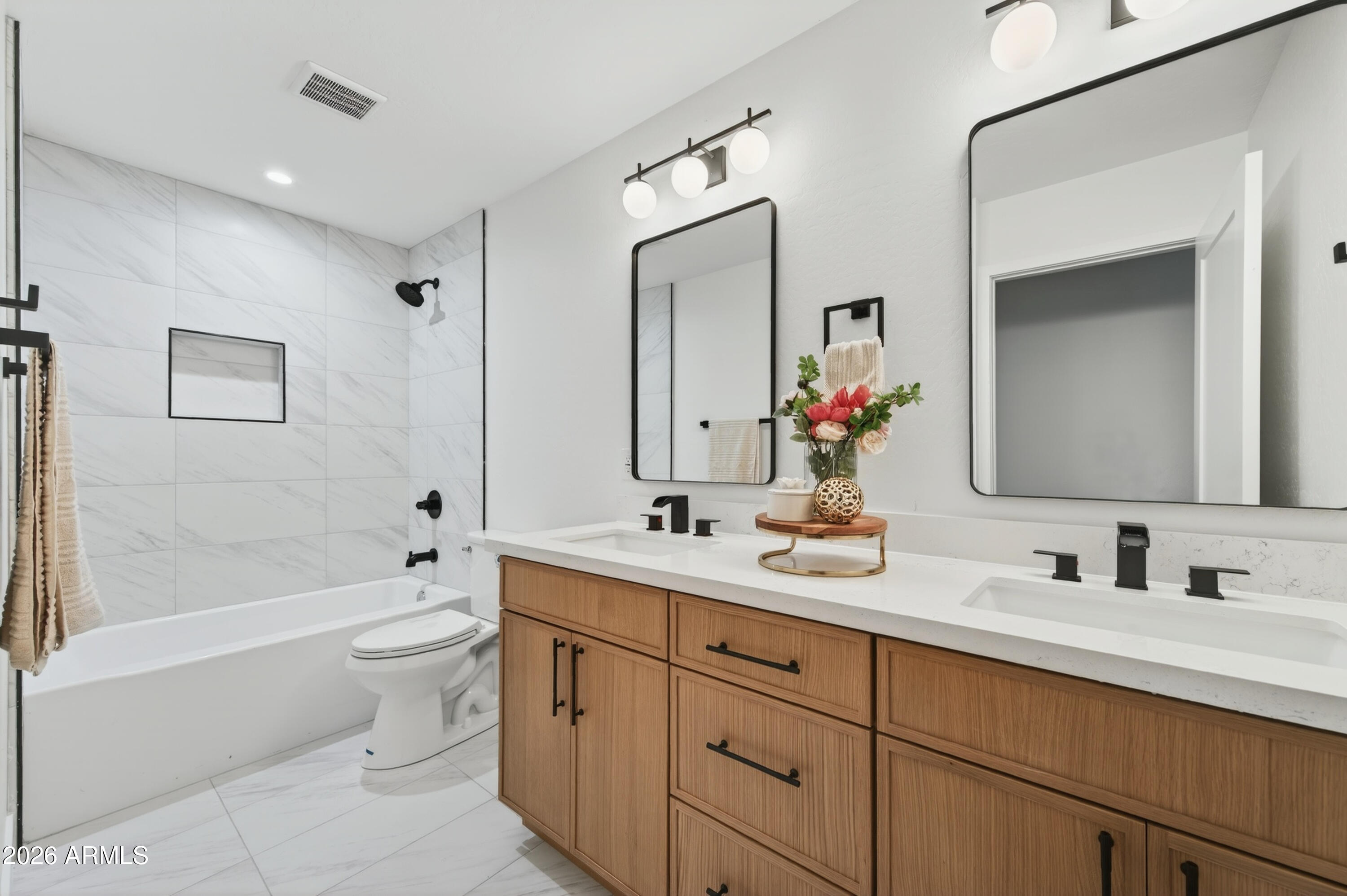 2432 West St Moritz Lane Phoenix, AZ 85023 - Photo 23 of 41 Guest/Hall Bathroom