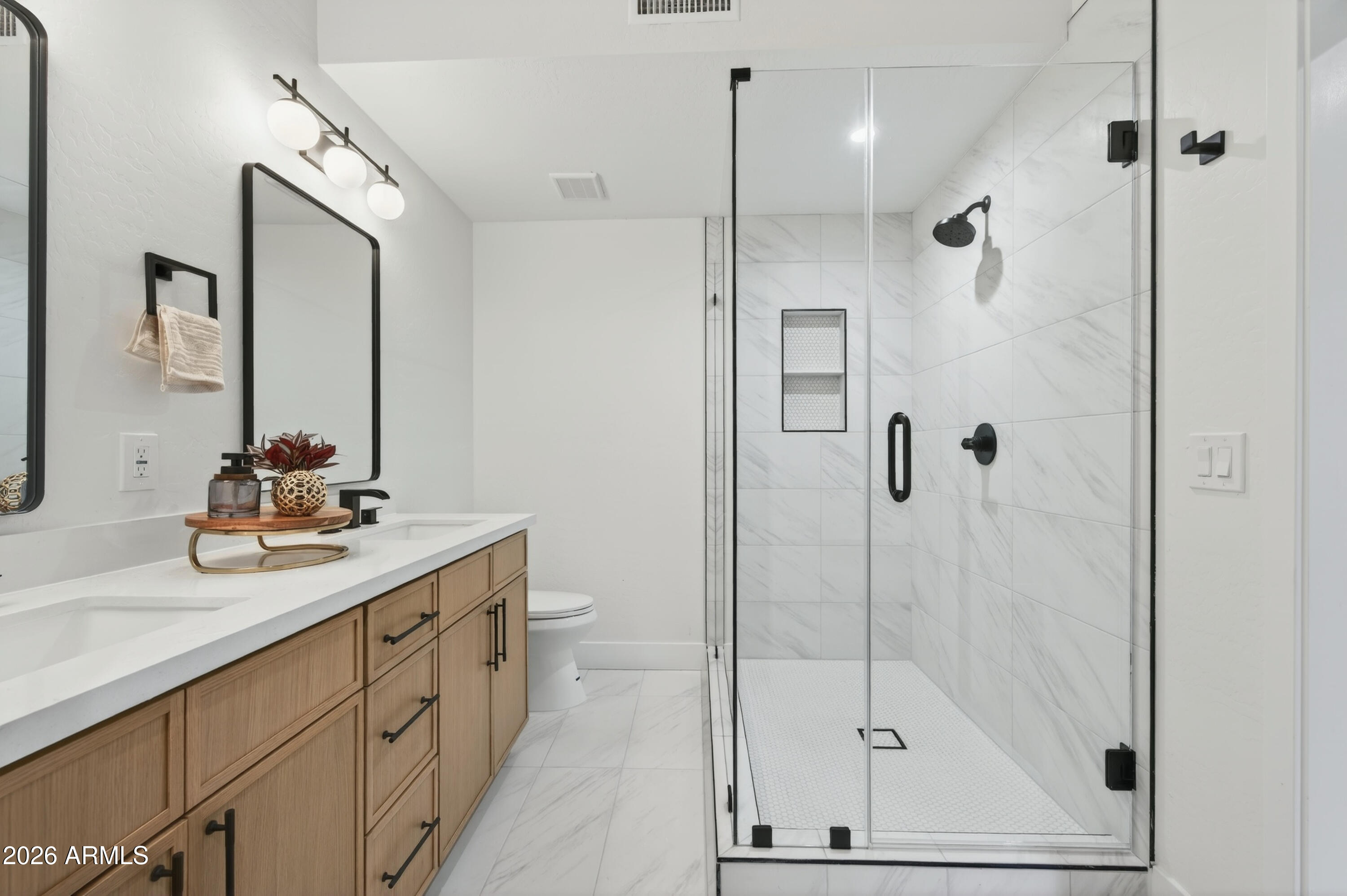 2432 West St Moritz Lane Phoenix, AZ 85023 - Photo 28 of 41 Primary Bathroom