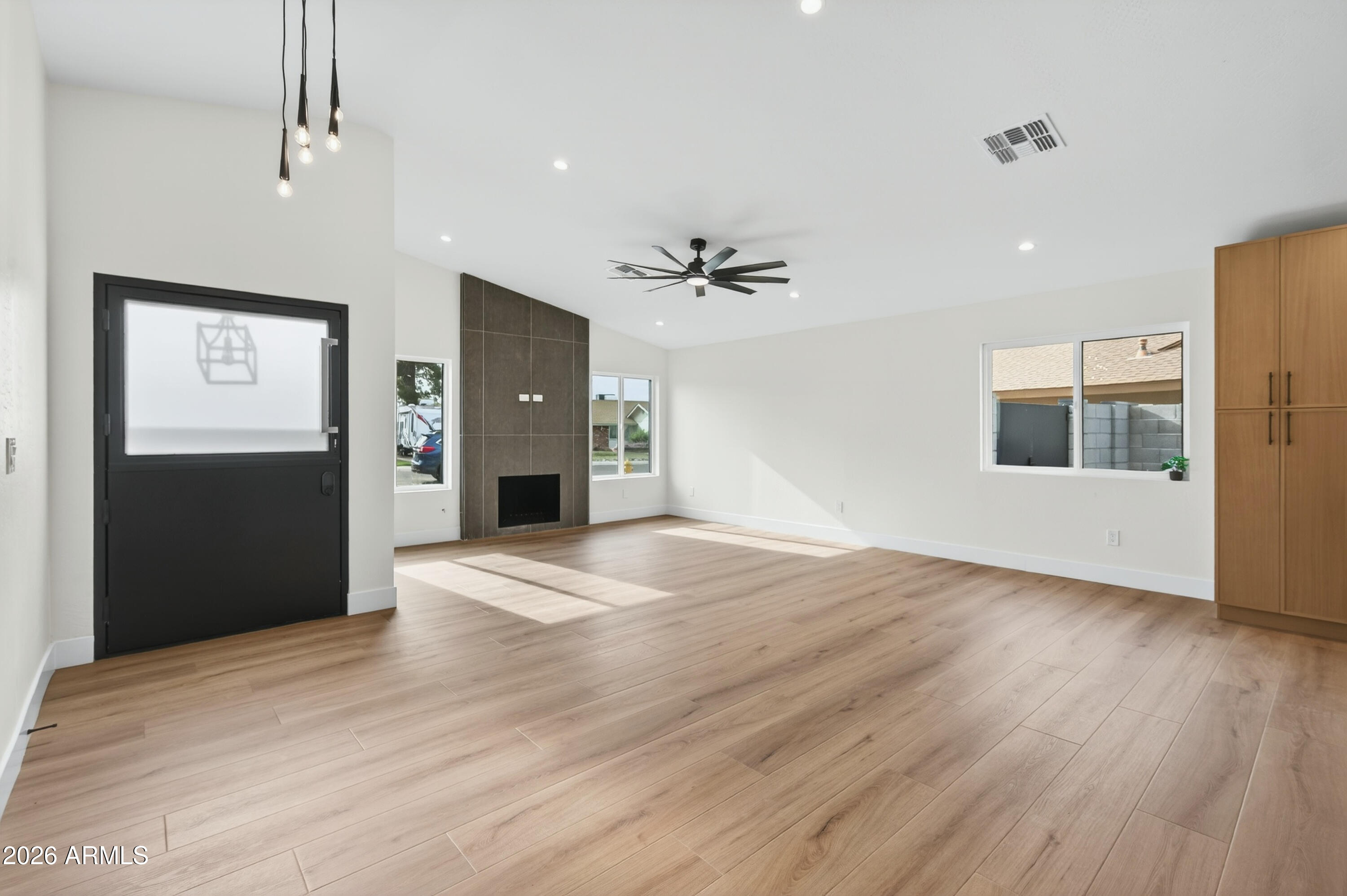 2432 West St Moritz Lane Phoenix, AZ 85023 - Photo 4 of 41 Front Interior