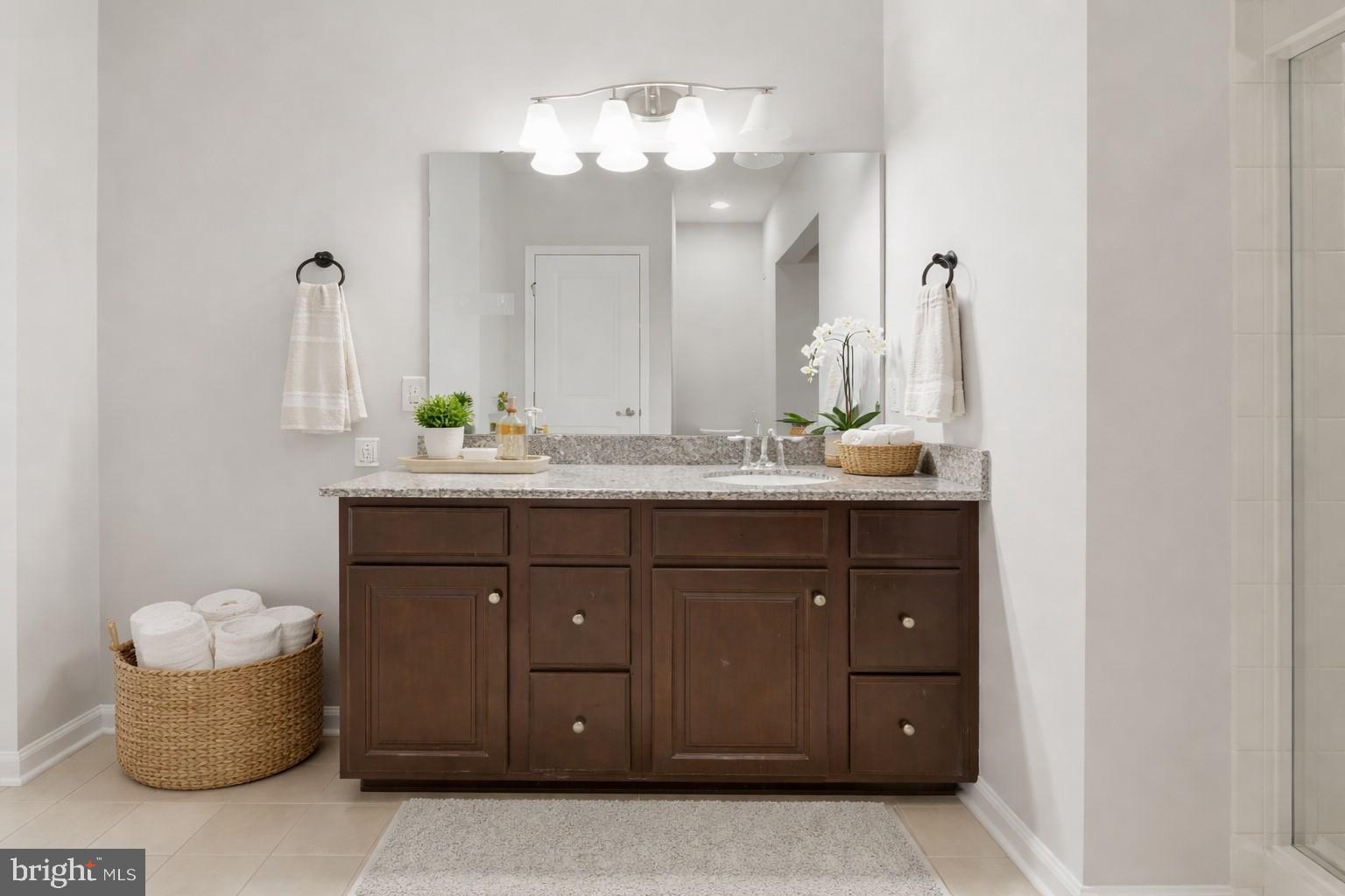 42143 Piebald Square Aldie, VA 20105 - Photo 27 of 34 a bathroom with a sink and a mirror