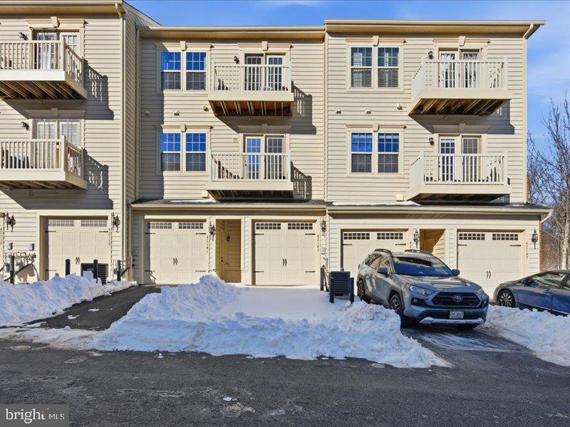 42143 Piebald Square Aldie, VA 20105 - Photo 33 of 34 a view of a car park in front of house