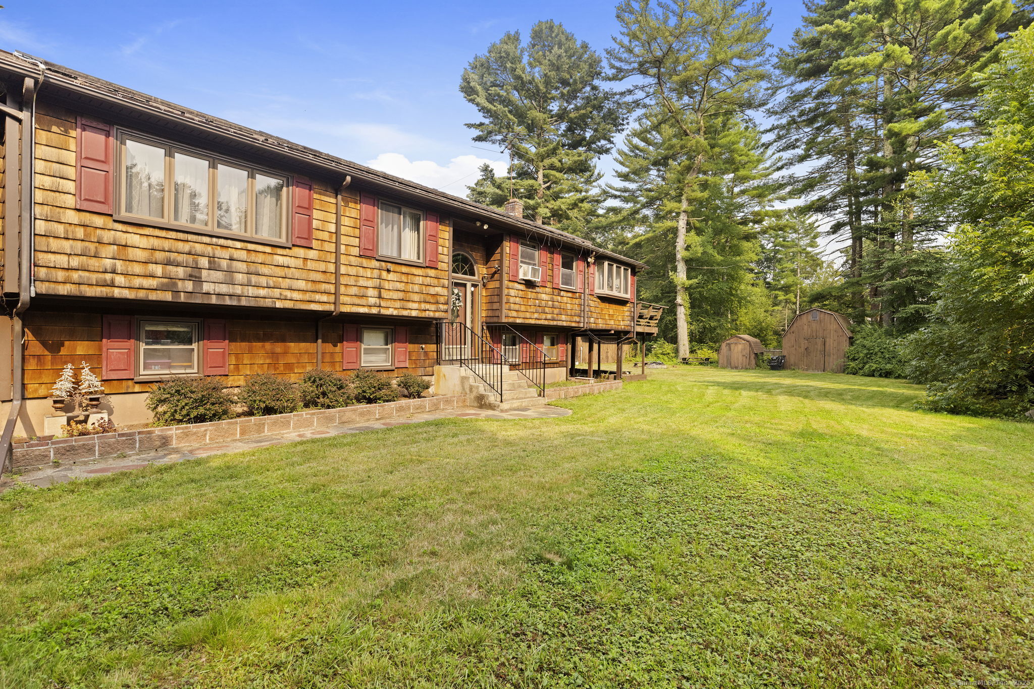 a view of a house with a yard