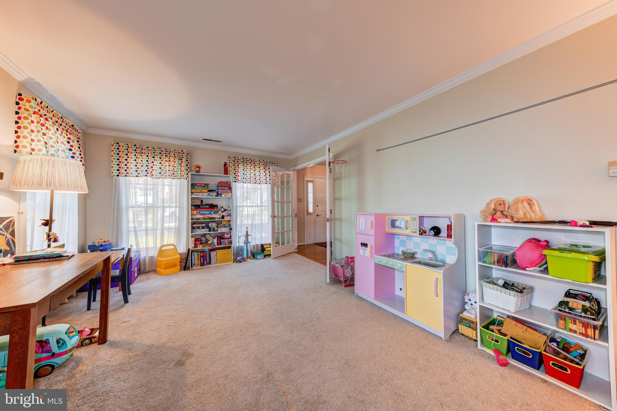 153 Aspen Road Yardley, PA 19067 - Photo 12 of 38 Living Room