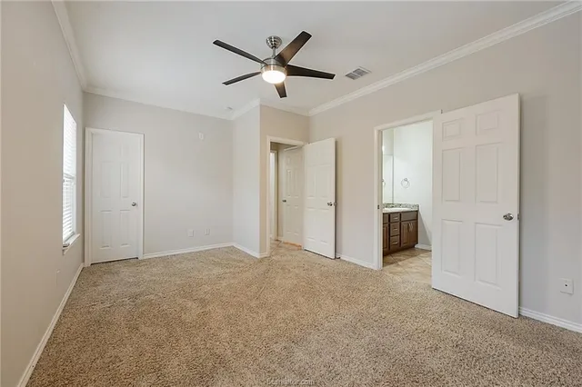 a view of a livingroom with a ceiling fan