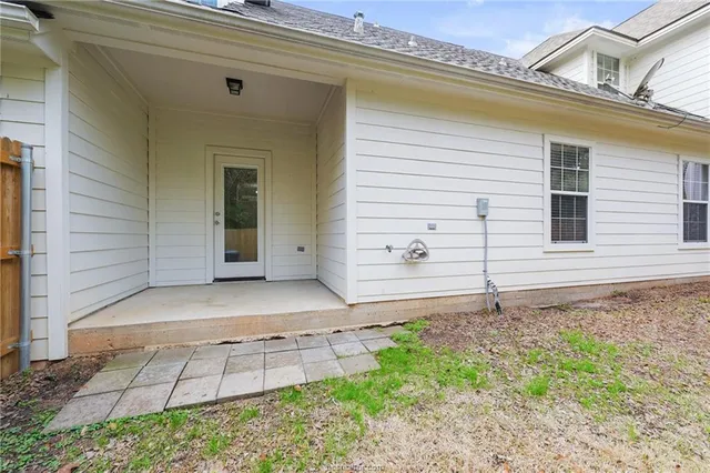 a view of a backyard with pathway