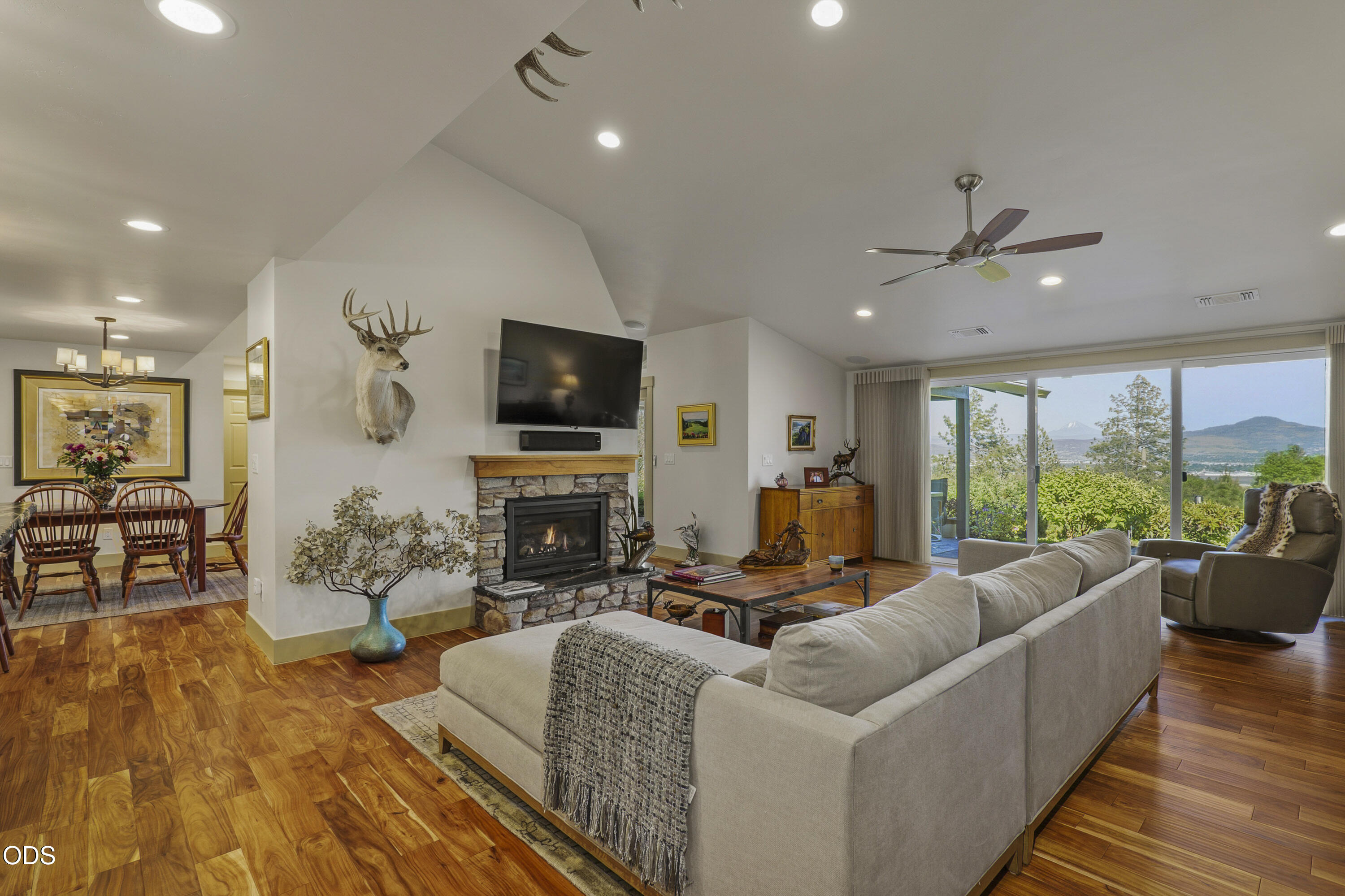 2564 Old Military Road Central Point, OR 97502 - Photo 8 of 58