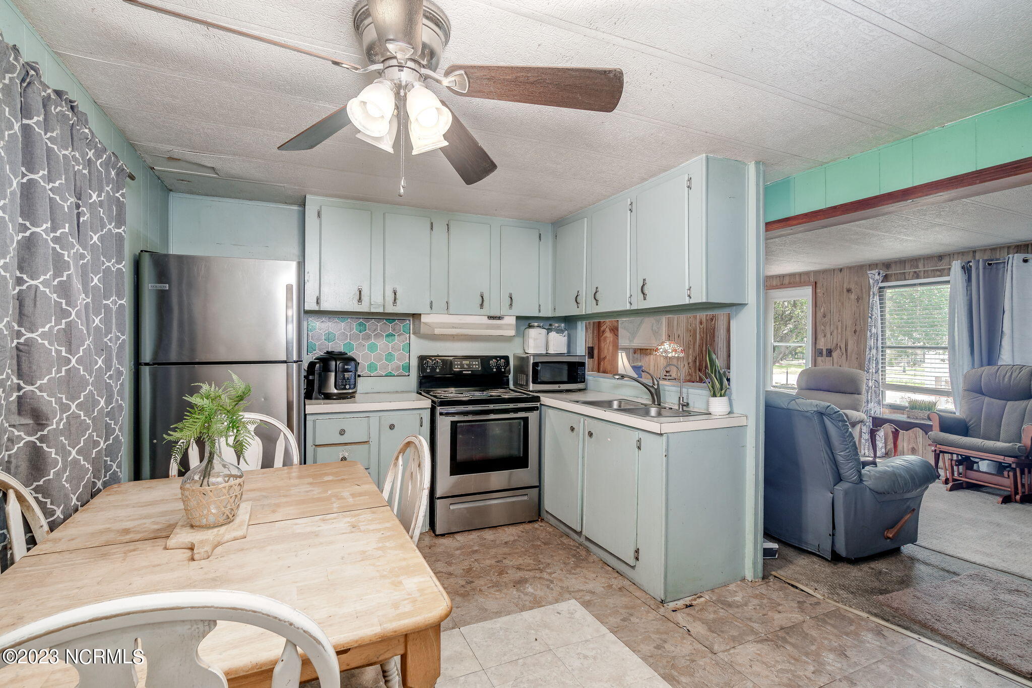 115 Conway Road Beaufort, NC 28516 - Photo 11 of 28 Kitchen and dining space