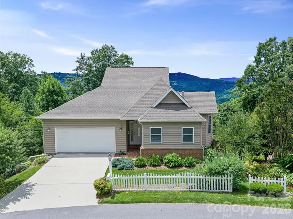 $675,000 | 67 Ashefield Court, Hendersonville, NC 28791