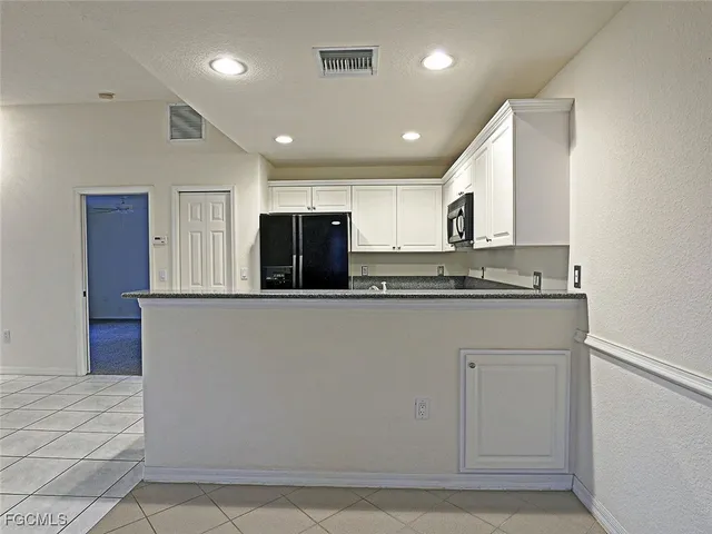 $1,299 | 5264 Cedarbend Drive, Unit 3, Fort Myers, FL 33919