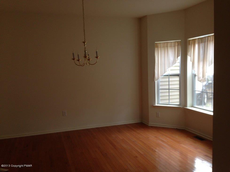 3114 Carnforth Drive Bushkill, PA 18324 - Photo 3 of 15 Dining room
