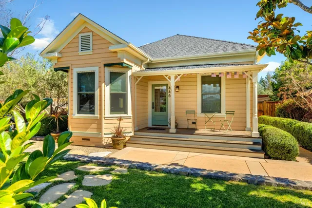 a view of a house with backyard and garden