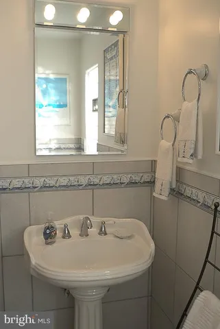 a view of walk in closet