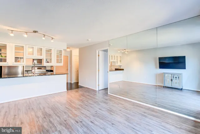 $2,700 | 2111 Wisconsin Avenue Northwest, Unit 608, Washington, DC 20007